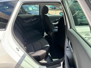 89100 : Hyundai Sens - APS - HYUNDAI i30 SW - i30 SW - Serenity White métal - Traction - Essence