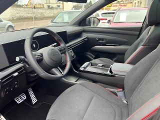 89100 : Hyundai Sens - APS - HYUNDAI Tucson - Tucson - Ultimate Red Métal - Traction - Hybride : Essence/Electrique