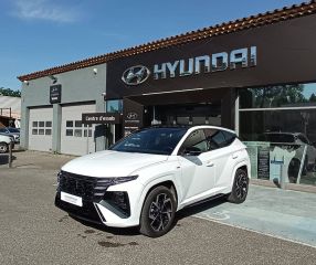 84120 : Hyundai PERTUIS - SA PEDINIELLI - HYUNDAI TUCSON N Line Executive - TUCSON IV - BLANC                                              - Boîte automatique - Essence / Courant électrique