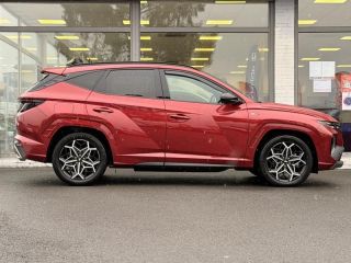 57200 : Hyundai Sarreguemines - Theobald Automobiles - HYUNDAI Tucson - Tucson - Sunset Red Métal/Toit/rétros Black - Transmission intégrale - Hybride rechargeable : Essence/Electrique