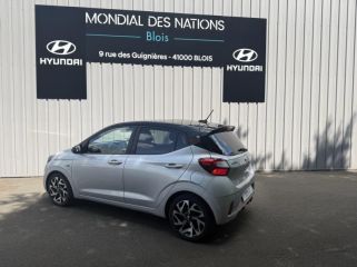41000 : Hyundai Blois - Mondial Auto - HYUNDAI i10 - i10 - Sleek Silver Métal/Toit/rétros Black - Traction - Essence