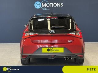 57100 : Hyundai Thionville - Théobald Automobiles - HYUNDAI i20 - i20 - Dragon Red Métal/Toit/rétro Black - Traction - Essence/Micro-Hybride