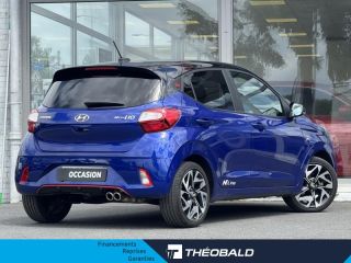 57200 : Hyundai Sarreguemines - Theobald Automobiles - HYUNDAI i10 - i10 - Intense Blue Métal/Toit/rétros Black - Traction - Essence