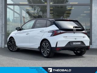 57200 : Hyundai Sarreguemines - Theobald Automobiles - HYUNDAI i20 - i20 - Atlas White Métal/Toit/rétros Black - Traction - Essence/Micro-Hybride