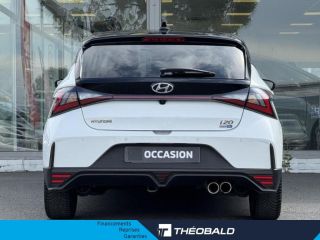 57200 : Hyundai Sarreguemines - Theobald Automobiles - HYUNDAI i20 - i20 - Atlas White Métal/Toit/rétros Black - Traction - Essence/Micro-Hybride