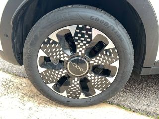 04100 : Hyundai Manosque - Pedinielli - FIAT 600 La Prima - 600 - Blanc - Boîte automatique - Essence sans plomb