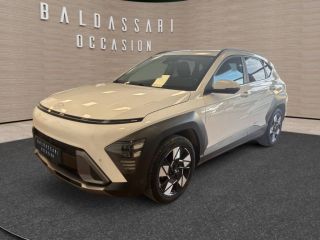 83130 : Hyundai Toulon - Autodif SAS - Groupe BALDASSARI - HYUNDAI KONA Executive - KONA II - BLANC - Automate sequentiel - Essence / Courant électrique