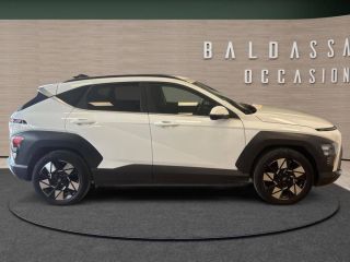 83130 : Hyundai Toulon - Autodif SAS - Groupe BALDASSARI - HYUNDAI KONA Executive - KONA II - BLANC - Automate sequentiel - Essence / Courant électrique