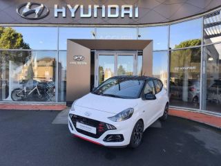 19100 : Hyundai Brive-la-Gaillarde - Garage Pouget - HYUNDAI i10 - i10 - Polar White/Toit/rétros Black - Traction - Essence