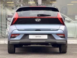 57200 : Hyundai Sarreguemines - Theobald Automobiles - HYUNDAI Bayon - Bayon - Meta Blue Métal/Toit+rétros Black - Traction - Essence