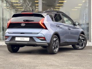 57200 : Hyundai Sarreguemines - Theobald Automobiles - HYUNDAI Bayon - Bayon - Meta Blue Métal/Toit+rétros Black - Traction - Essence
