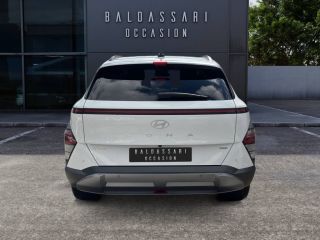 83130 : Hyundai Toulon - Autodif SAS - Groupe BALDASSARI - HYUNDAI KONA Creative - KONA II - BLANC - Automate sequentiel - Essence / Courant électrique