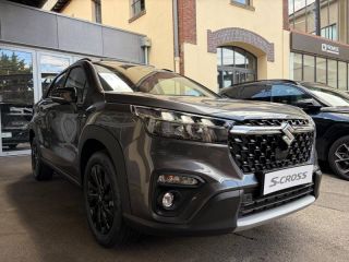 78000 : Hyundai Versailles - SOCOHY - SUZUKI S-Cross - S-Cross - Titan Dark Gray métallisée - Transmission intégrale - Essence/Micro-Hybride